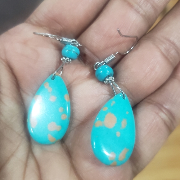 Earings - Picture 2 of 3